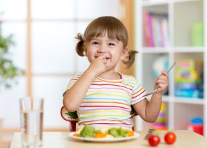 Entenda os cuidados com alimentação das crianças nas férias
