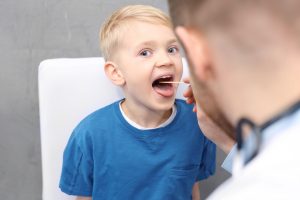 Inflamação nas amígdalas em crianças: saiba quando a cirurgia é indicada